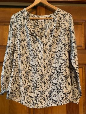 Cabi Lightweight Black and White Patterned V-Neck Women's Top